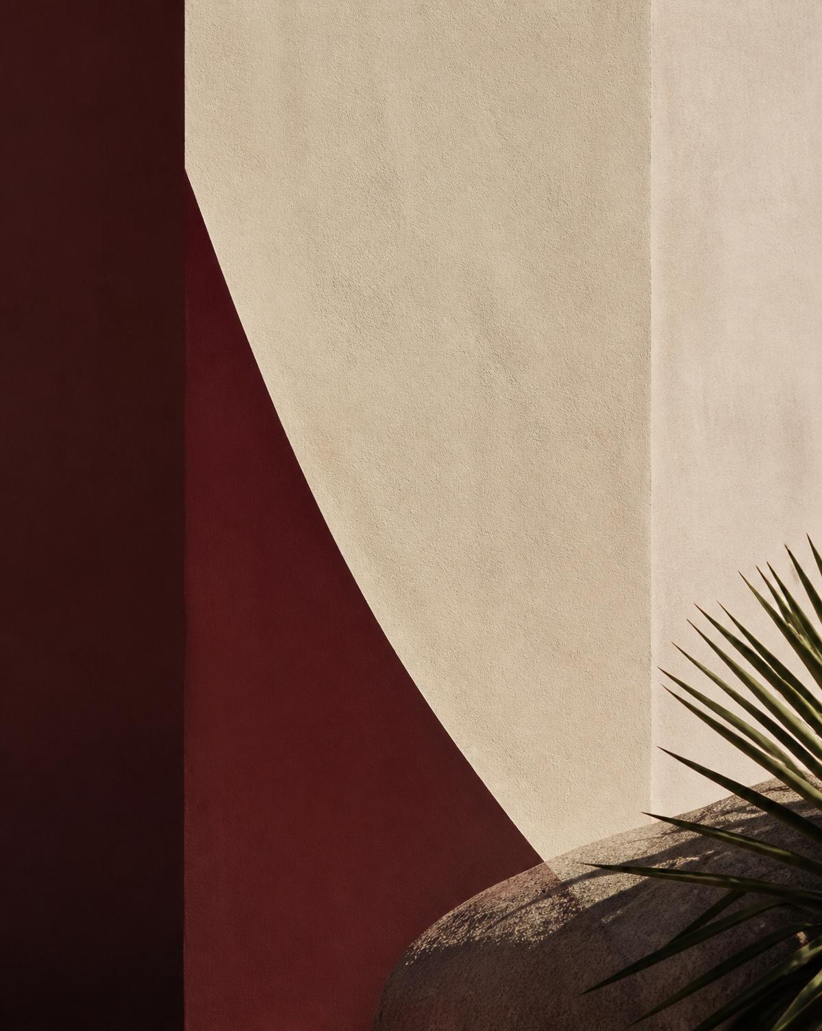 Minimalistinė ivory ir burgundy spalvų architektūrinė kompozicija — SVABAUSKAS vizualinė kryptis